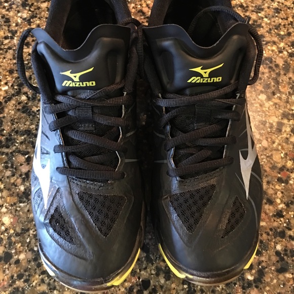 mizuno volleyball shoes size 6